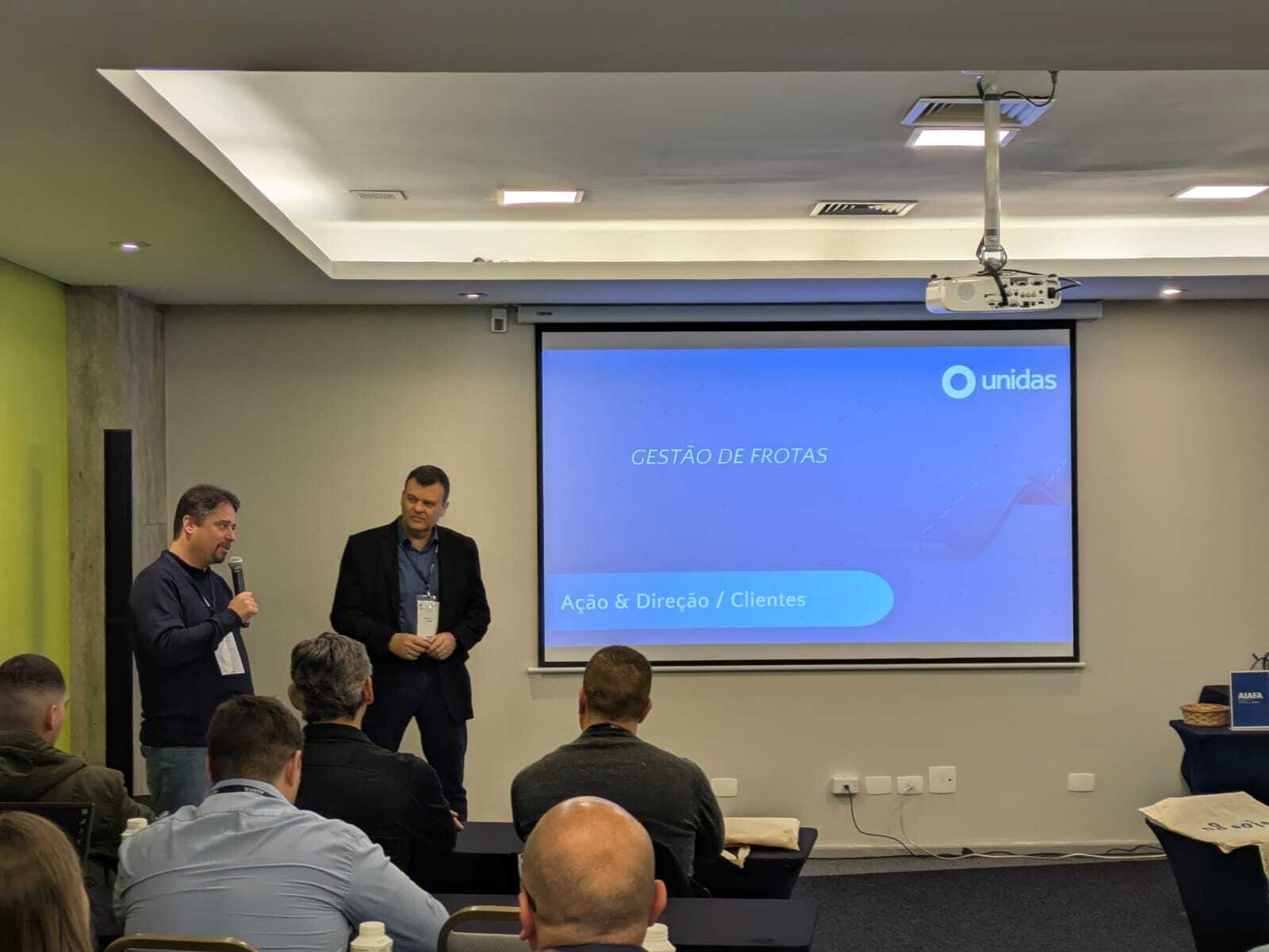 pessoa da Unidas apresentando o estudo de caso em um evento para gestores de frotas